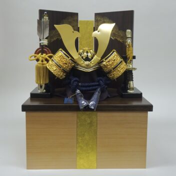 コンパクトで豪華な収納箱兜飾り  10号大将兜