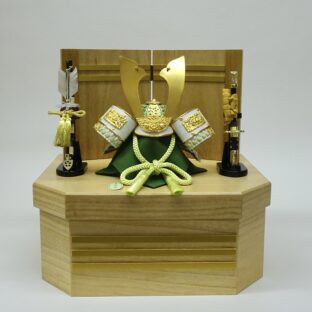 コンパクトな収納箱兜飾り 8号若草色糸縅 大将兜
